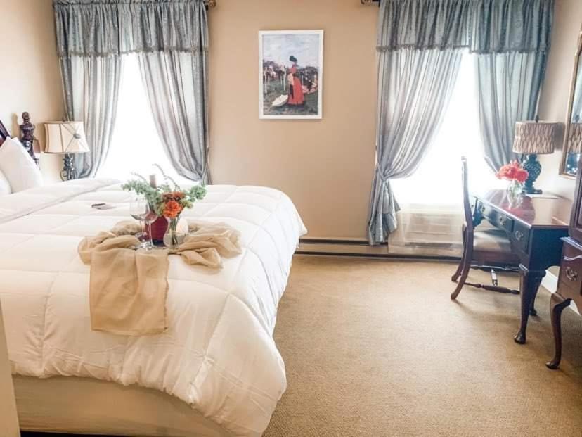 The Sherwood Hotel Greene Bagian luar foto